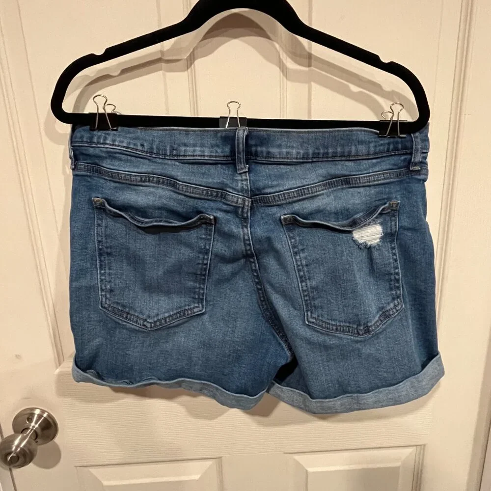 GAP ~ 5” Denim Shorts ~ size 31 - Picture 3 of 5